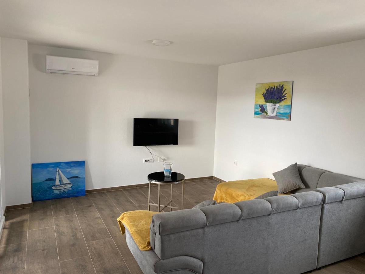 Apartmani Grgic On The Adress Branka Fucica 96 Malinska Exterior photo