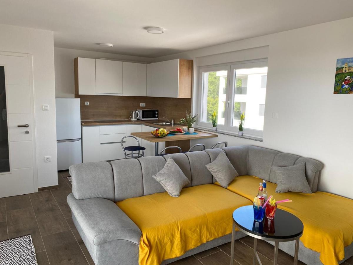 Apartmani Grgic On The Adress Branka Fucica 96 Malinska Exterior photo