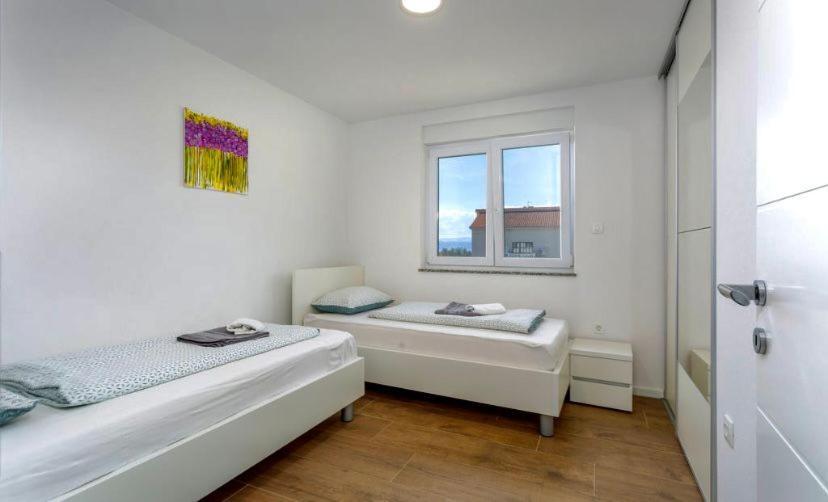 Apartmani Grgic On The Adress Branka Fucica 96 Malinska Exterior photo