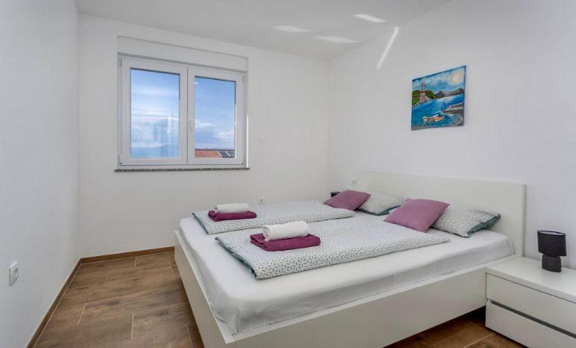 Apartmani Grgic On The Adress Branka Fucica 96 Malinska Exterior photo