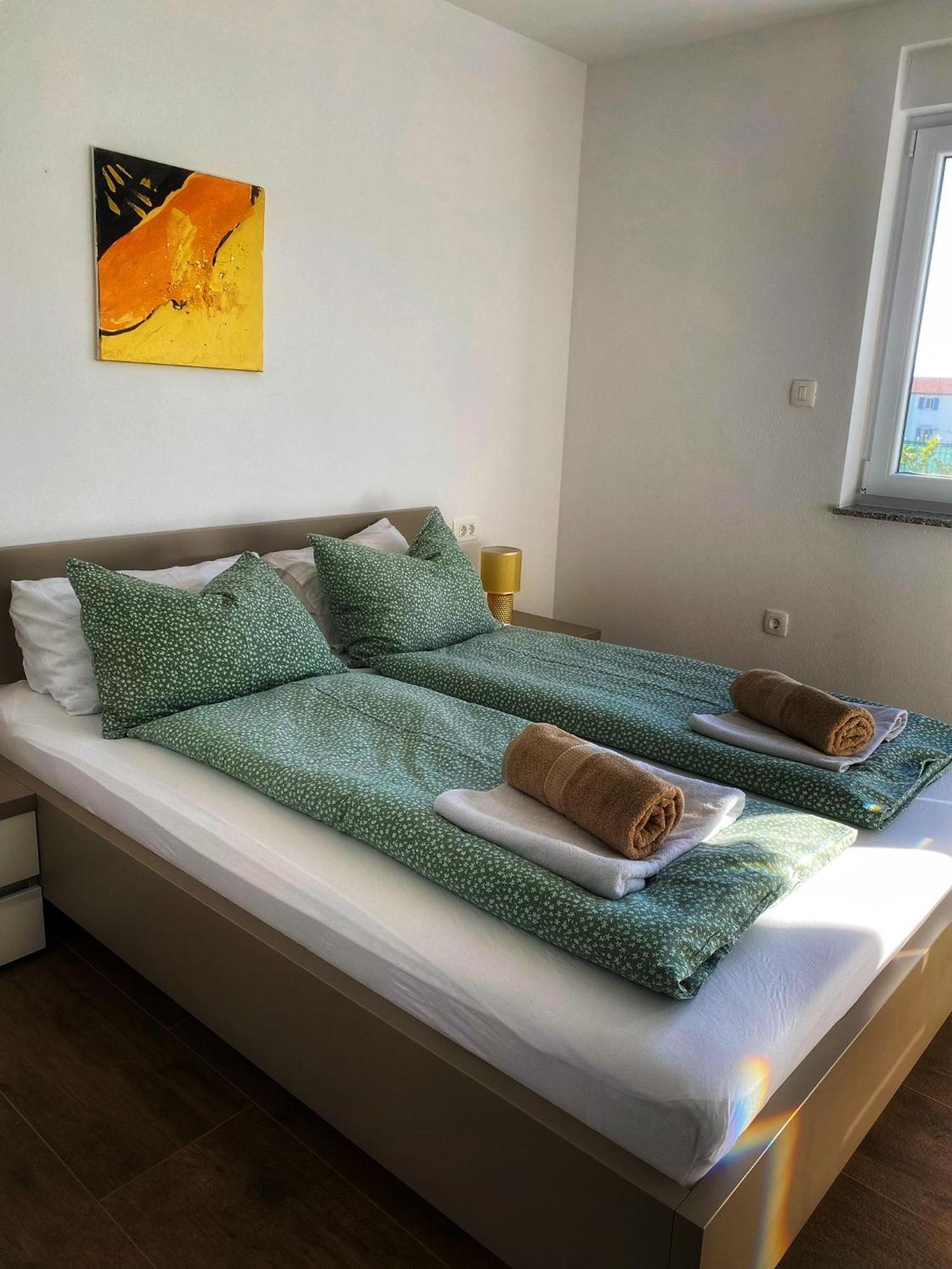 Apartmani Grgic On The Adress Branka Fucica 96 Malinska Exterior photo